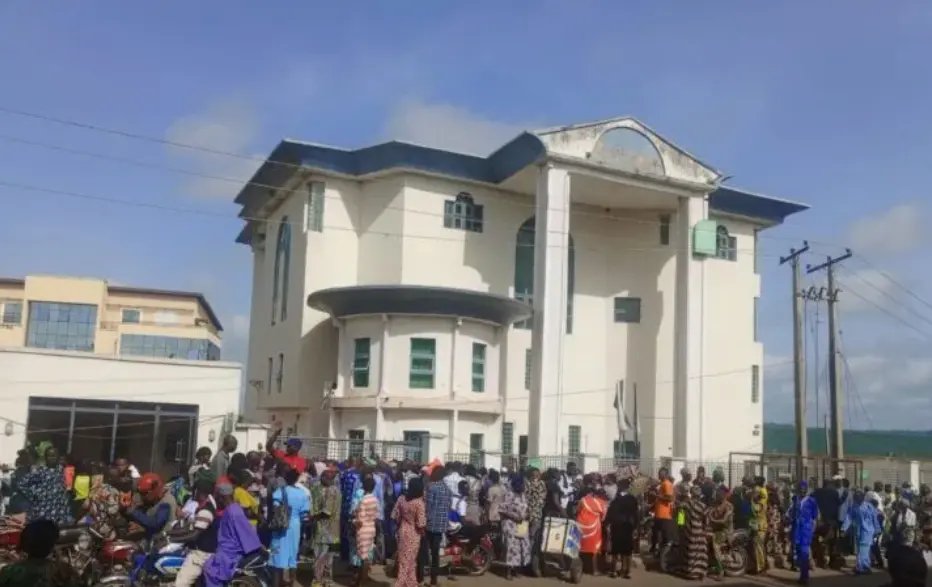 Ekiti: Anxious customers storm Heritage Bank, demand refund of deposits