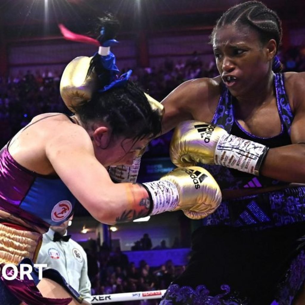 Caroline Dubois throws a punch at Maira Moneo