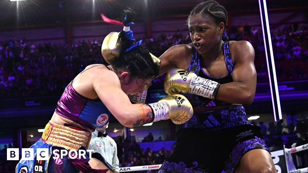 Caroline Dubois throws a punch at Maira Moneo